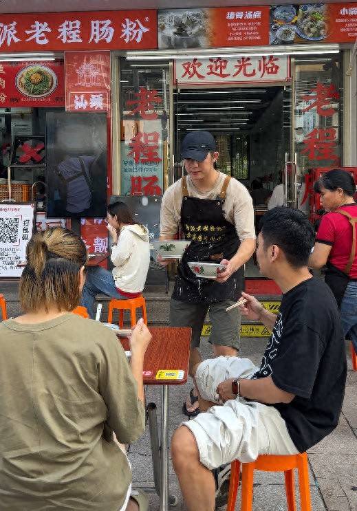 前职业球员改行卖肠粉：被领导小孩挤掉老队员凌晨让我买避孕套